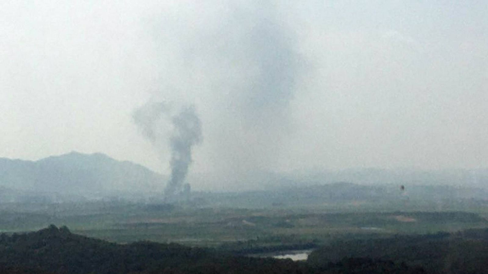 Vista de la columna de humo en la localidad fronteriza de Kaesong, en Corea del Norte, donde se ubica la oficina