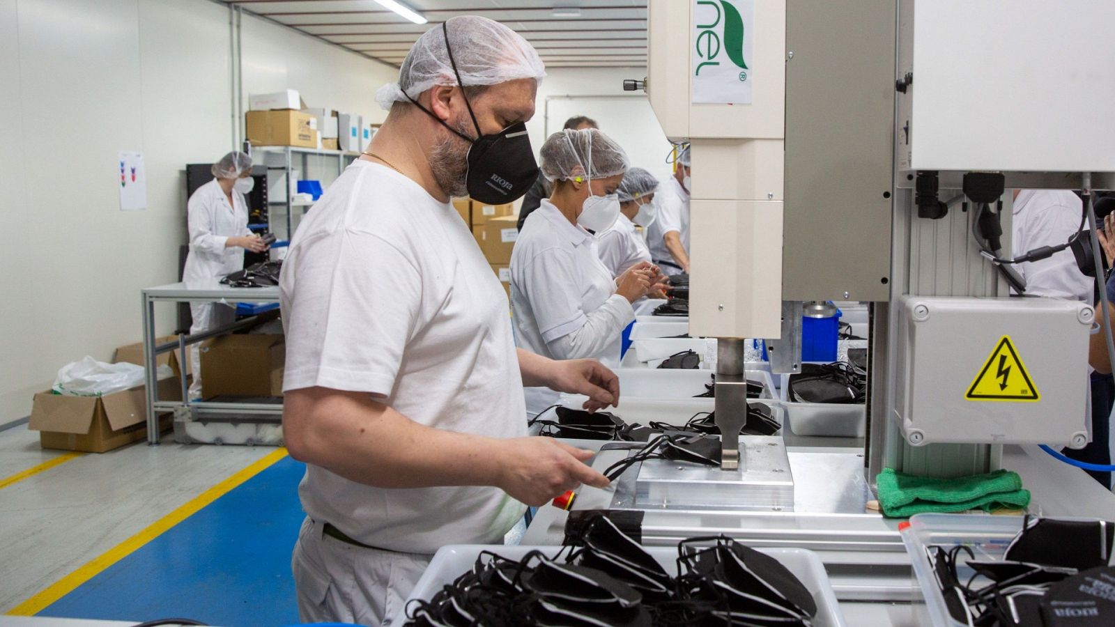 Trabajadores de la empresa riojana Geo Pannel participan en un proyecto europeo para fabricar mascarillas capaces de neutralizar la COVID-19.