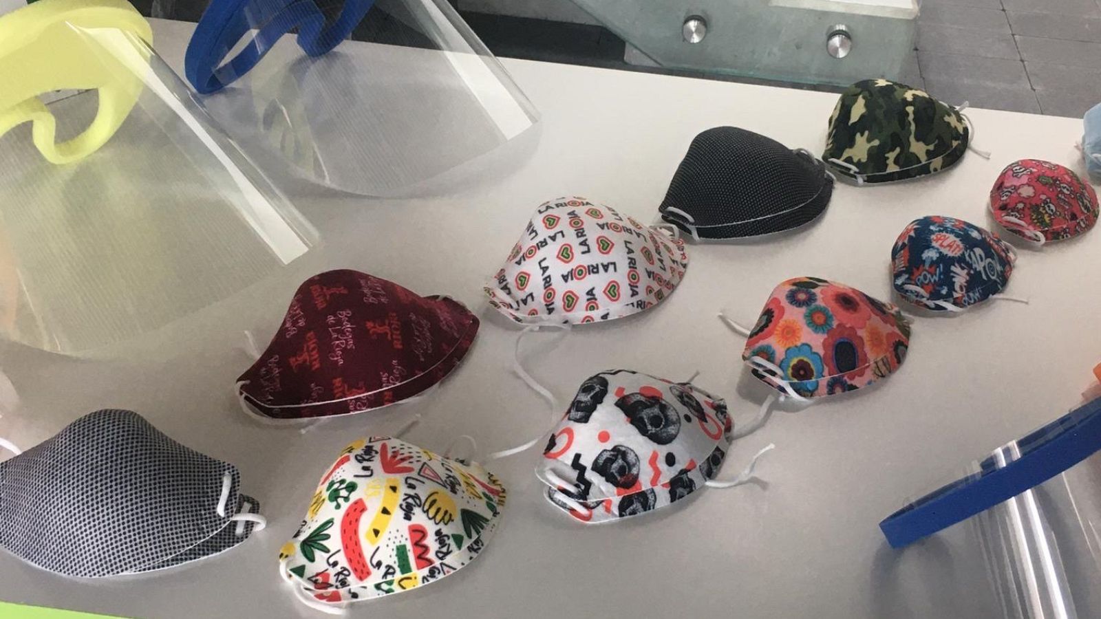  Mascarillas con diseños de colores