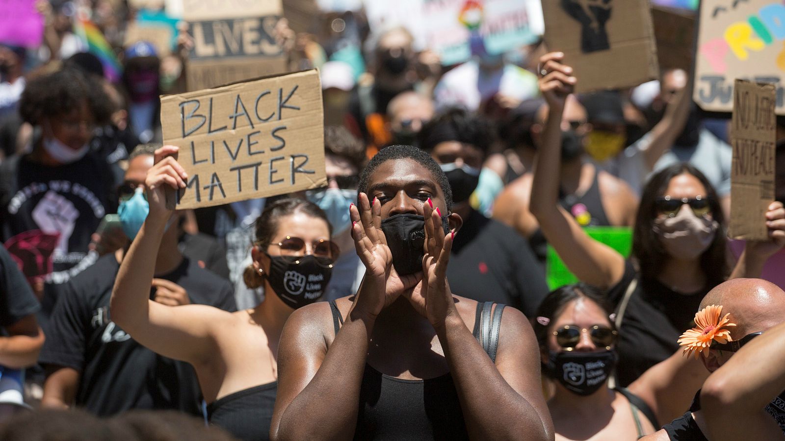 Participantes en la marcha 'All Black Lives Matter' organizada por Black LGBTQ+ en Hollywood, Los Angeles.