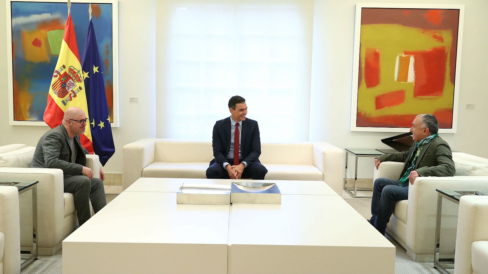 Pedro Sánchez junto a los líderes de UGT y CC.OO. en una imagen de archivo