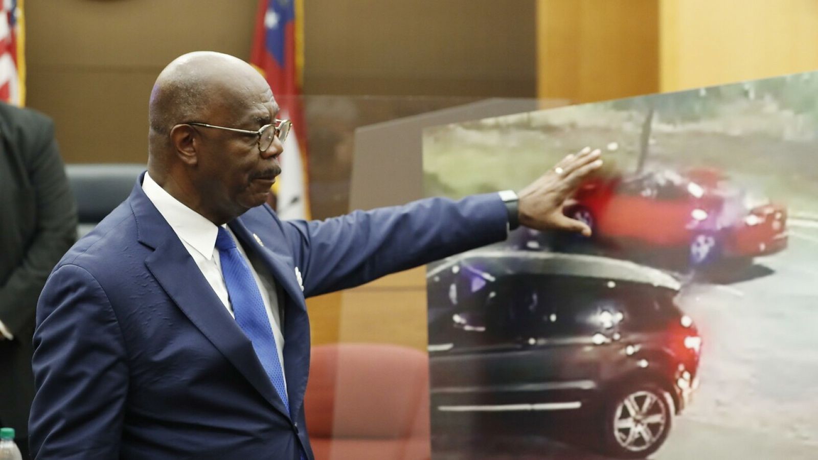 El fiscal Paul L. Howard señala un frame del vídeo del asesinato de Brooks