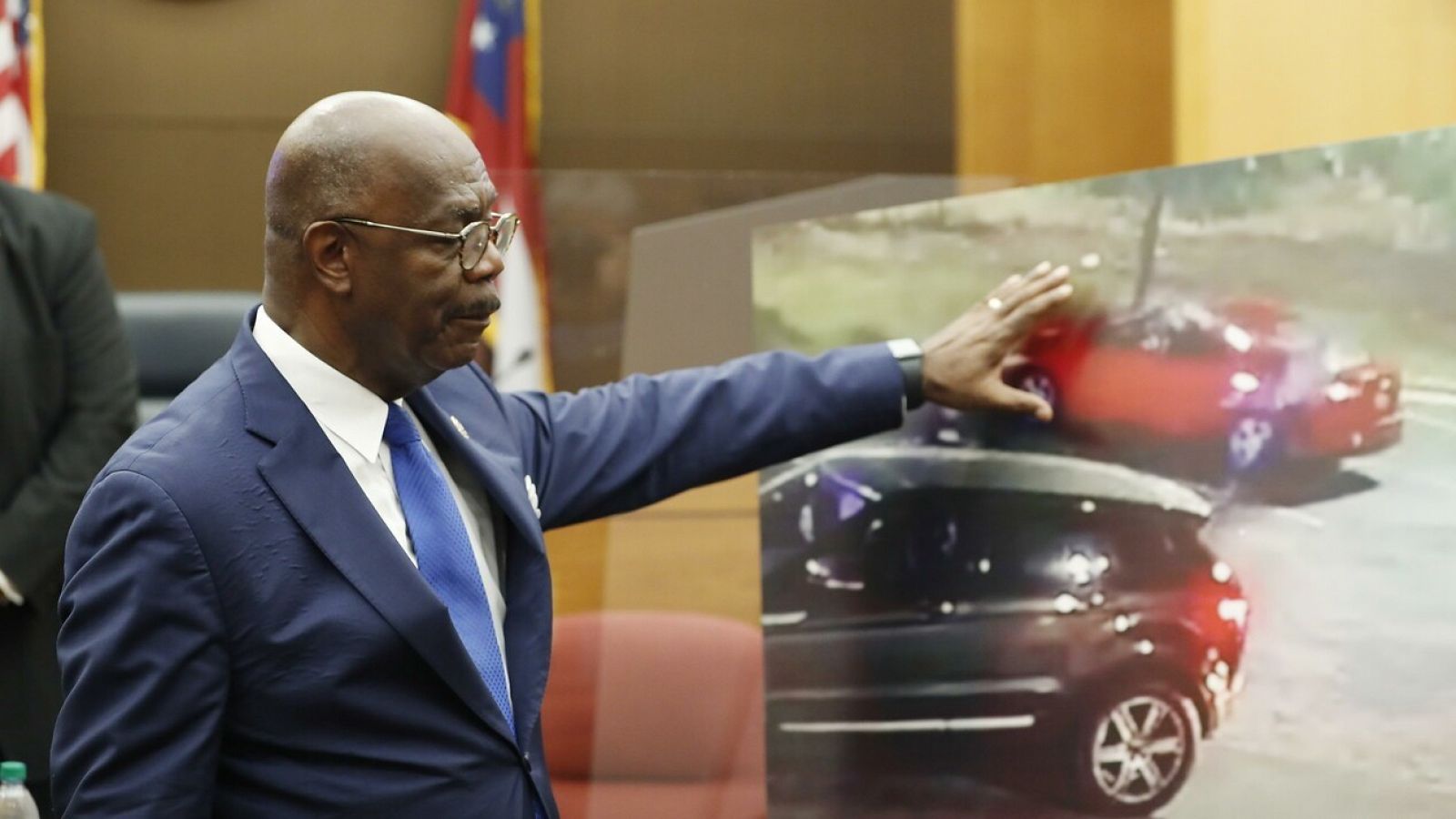 El fiscal Paul L. Howard señala un frame del vídeo del asesinato de Brooks