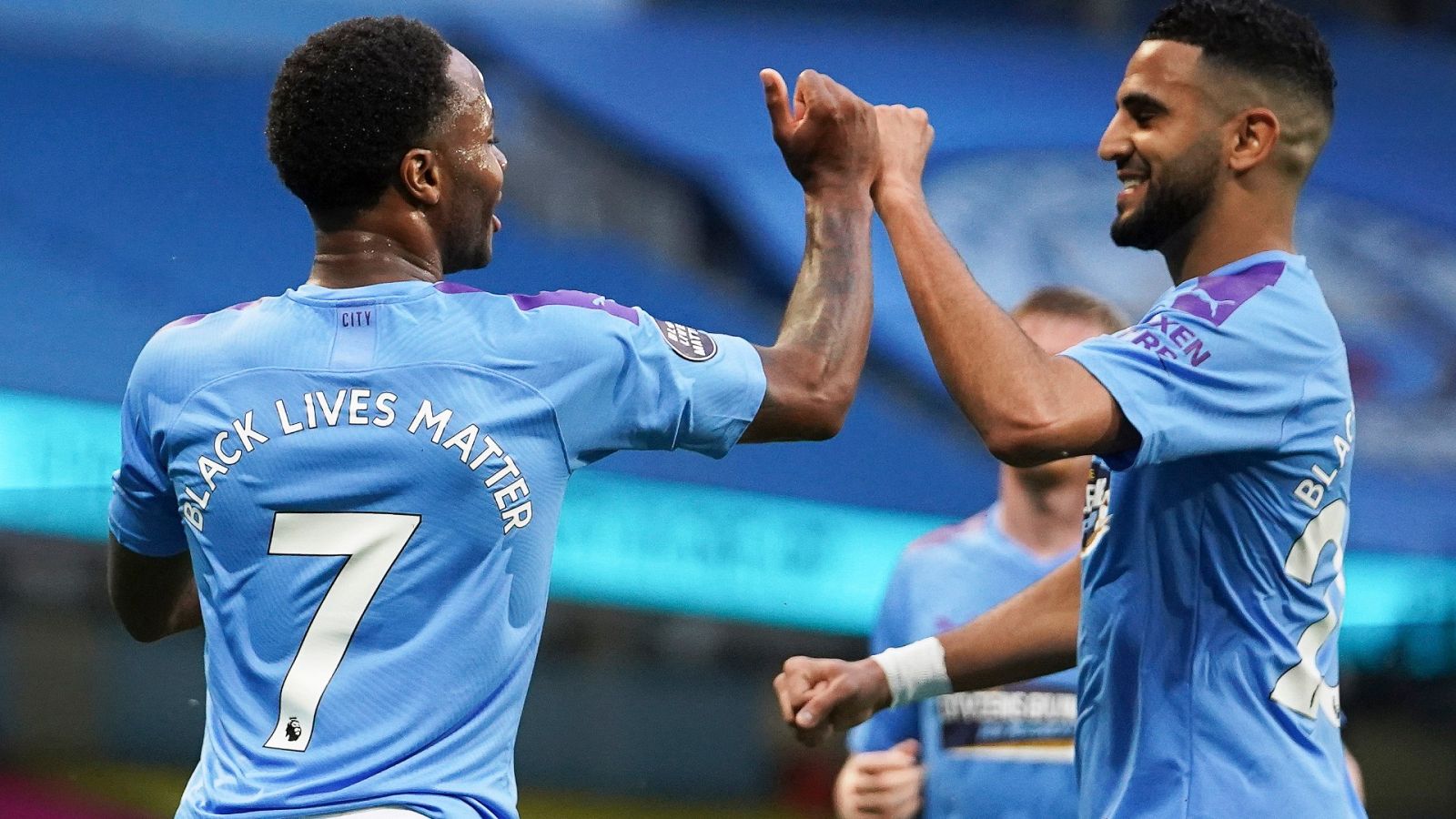 Sterling celebra con Mahrez su gol al Arsenal, el primero en la Premier tras el confinamiento.