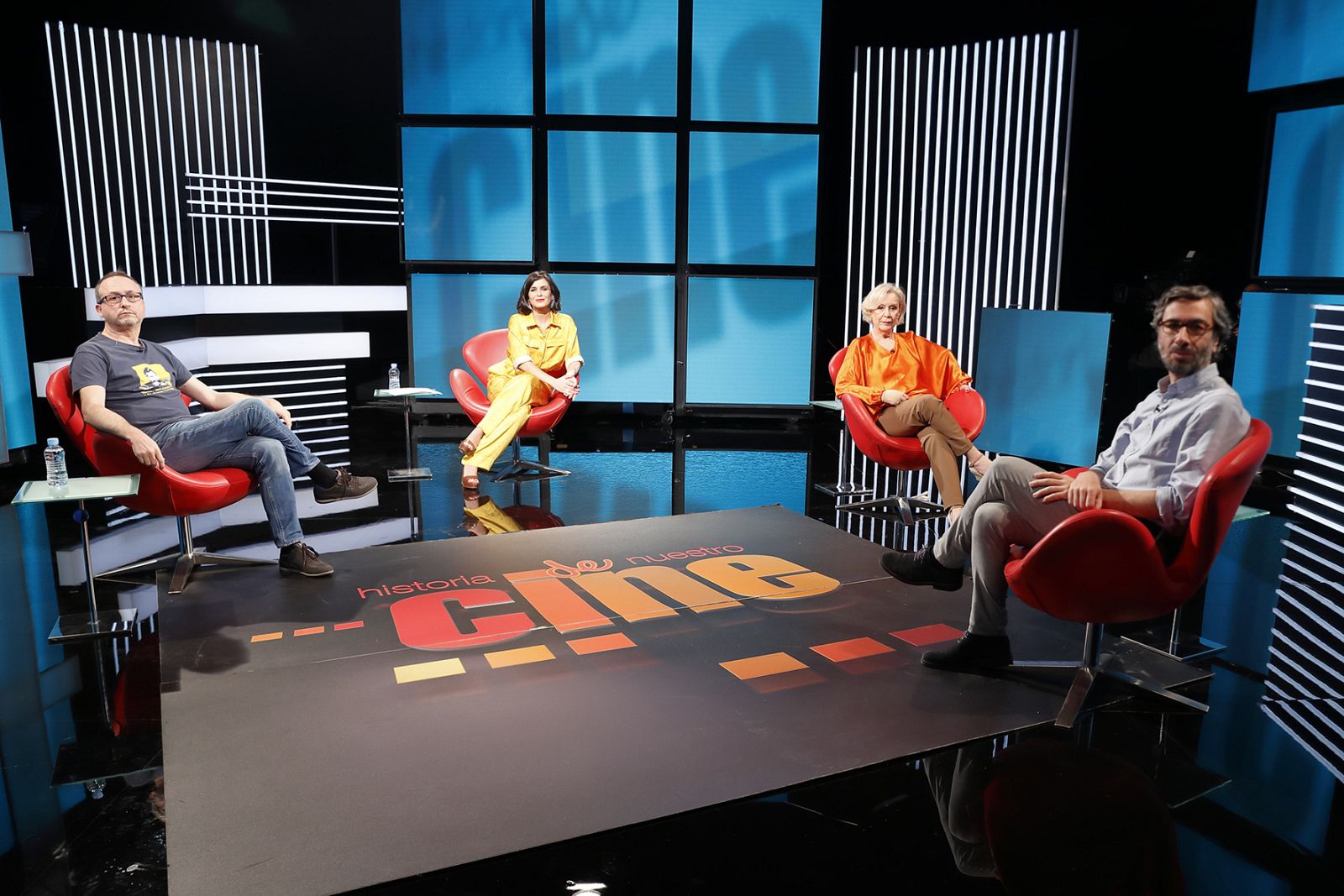 Maribel Martín, Javier Muñoz y Javier Ocaña, con Elena S. Sánchez, en el plató 