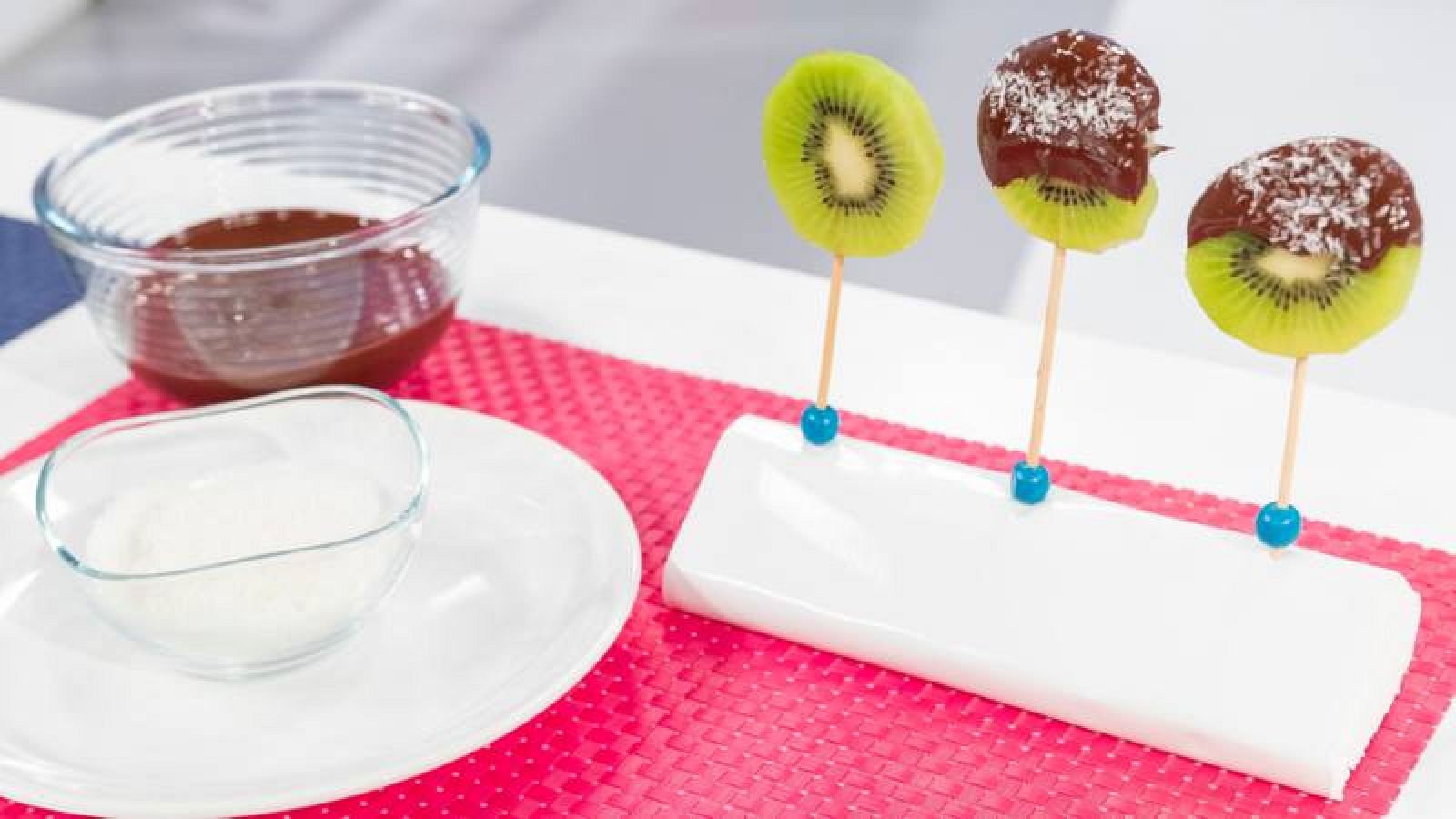 Piruletas de kiwi y coco con chocolate negro 