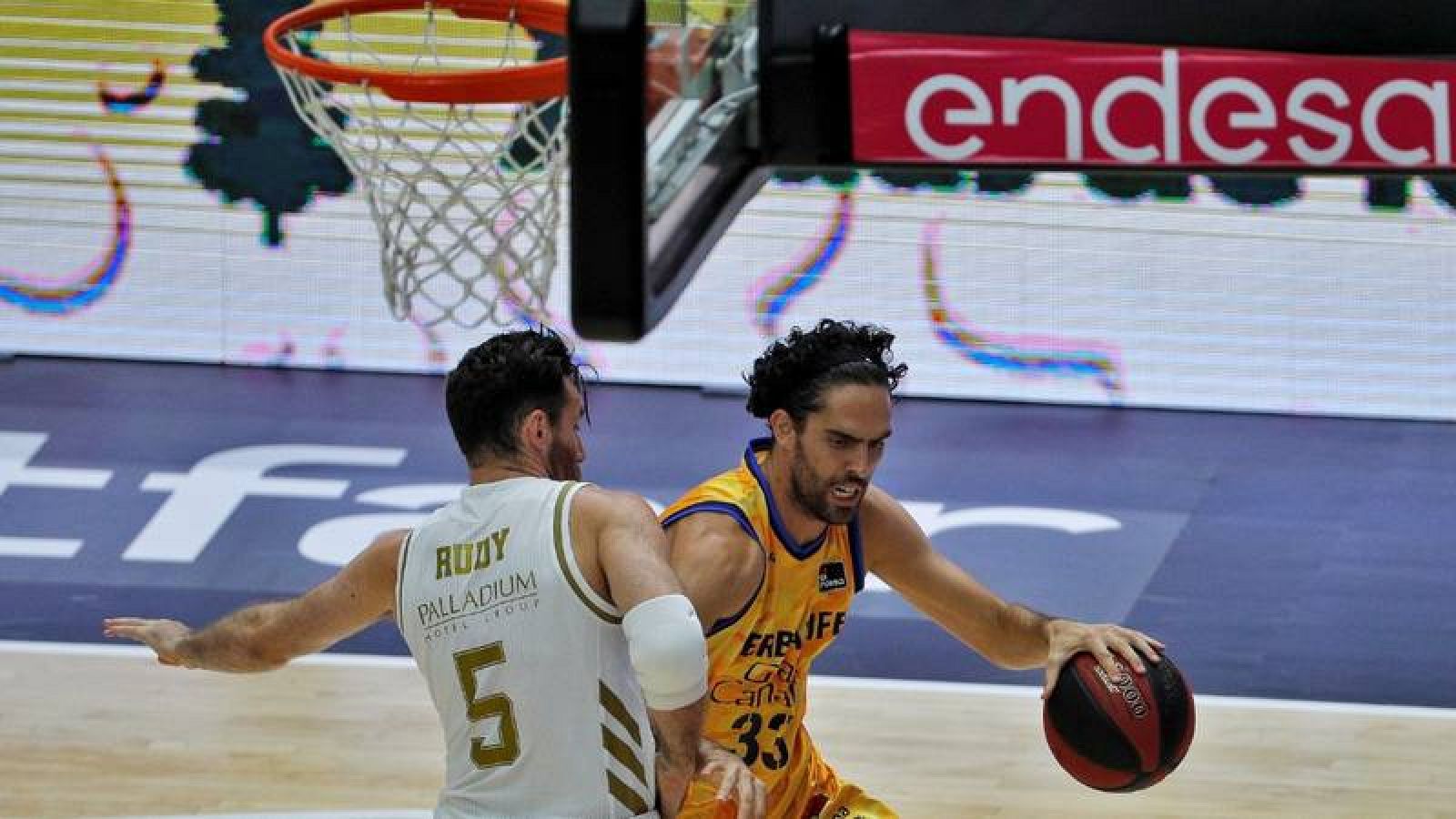 El alero del Real Madrid, Rudy Fernández, defiende al alero del Herbalife Gran Canaria, Javi Beirán. 