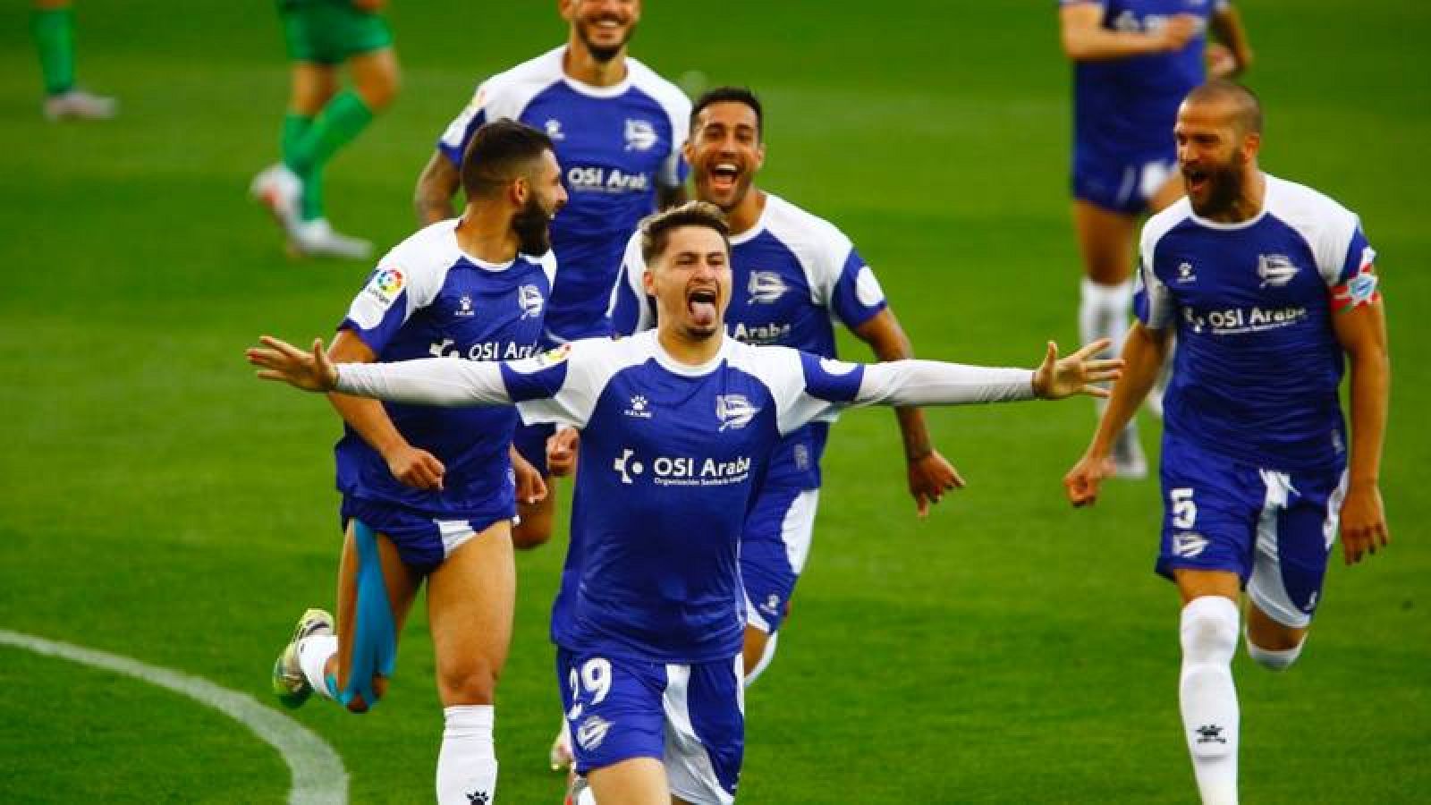 Borja Sáinz celebra el tanto de la victoria ante la Real en Vitoria. 