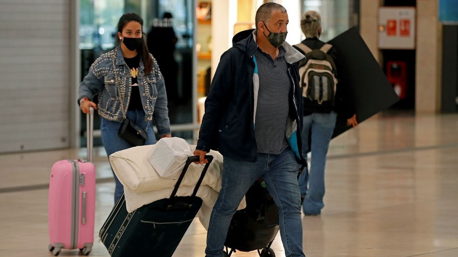 Viajeros en la estación de Sants de Barcelona