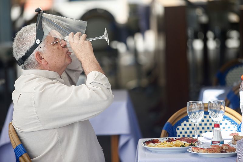 Desayuno en una terraza de la Barceloneta durante del primer día de la fase 1 de Barcelona.
