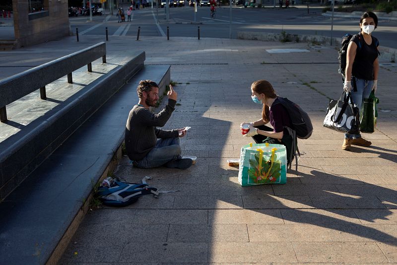 Voluntarios de la Fundació Arrels ayudan a los sintecho en medio de la pandemia