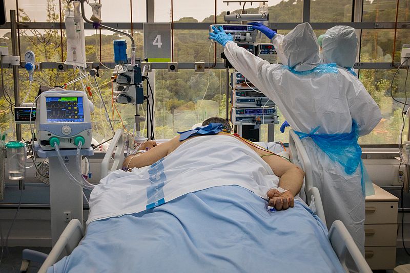 Las camas de UCI en el Hospital Germans Trias y Pujol (Badalona) se triplicaron y utilizaron una antigua bilbioteca.
