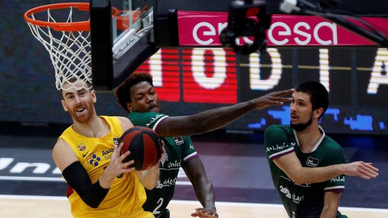 El ala-pivot del FC Barcelona, Victor Claver en acción ante Unicaja.