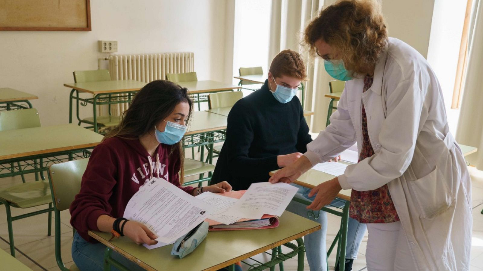 Estudiantes con mascarilla en el instituto López de Mendoza en Burgos