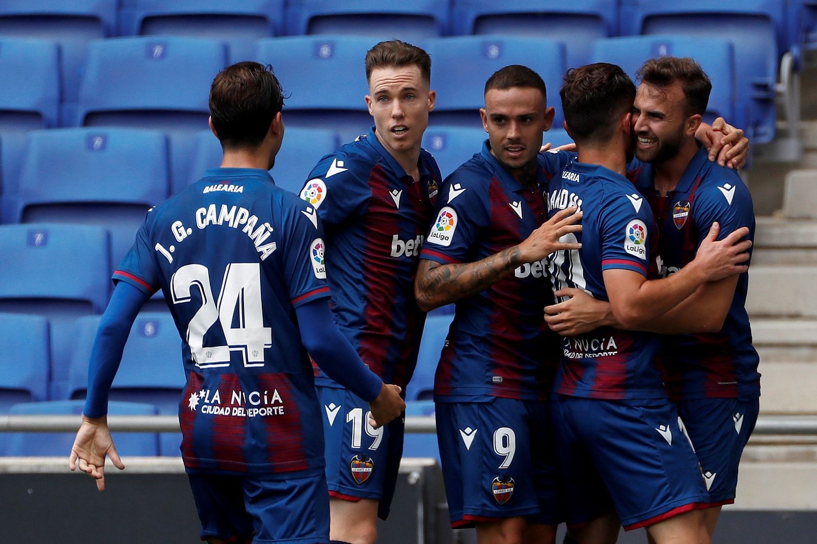Borja Mayoral (d) celebra con sus compañeros tras marcar el 0-1 durante el encuentro perteneciente a la 30º jornada de la Liga Santander ante el RCD Espanyol.