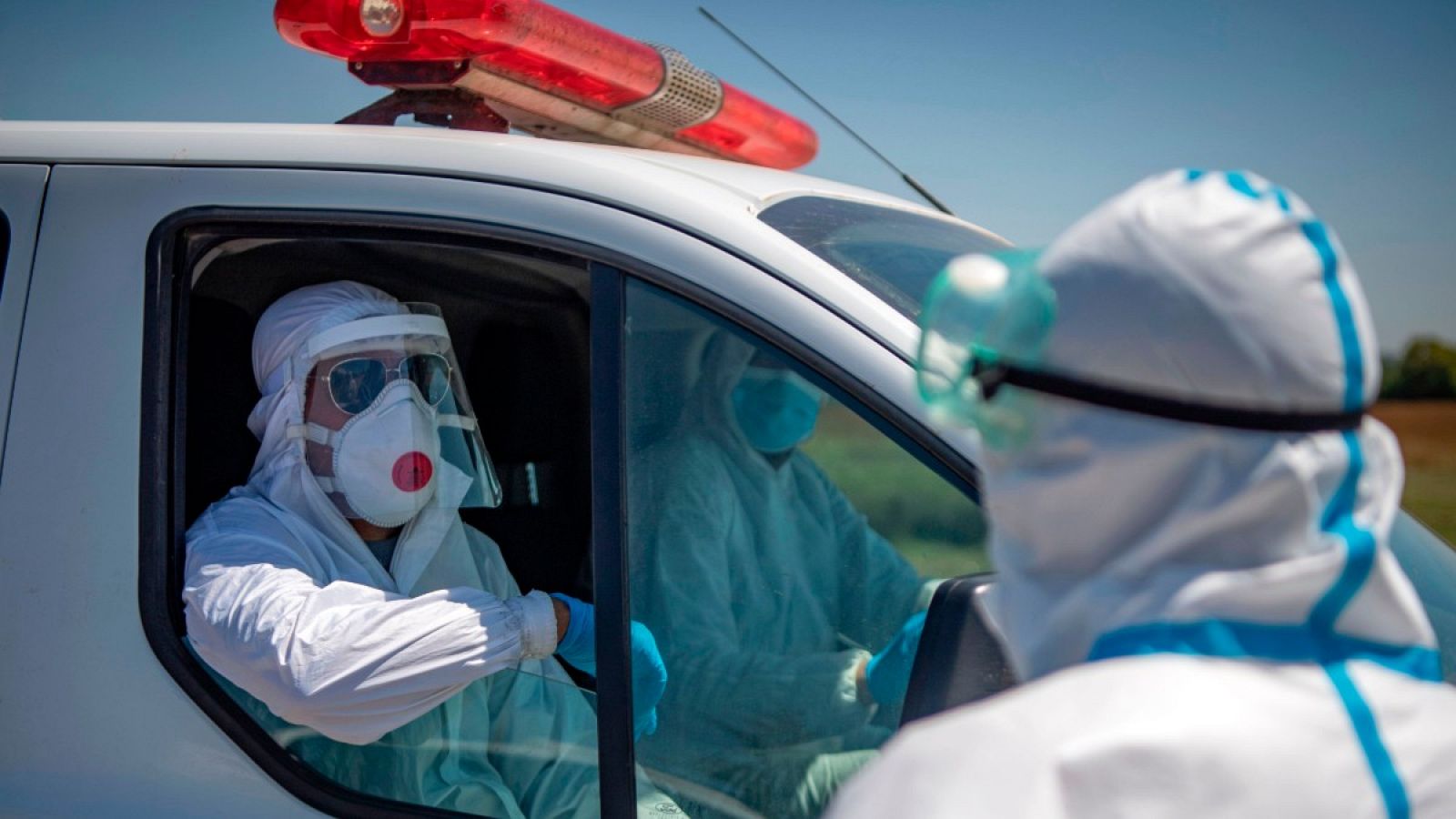 Personal sanitario en la localidad de Moulay Bousselham, al norte de Rabat