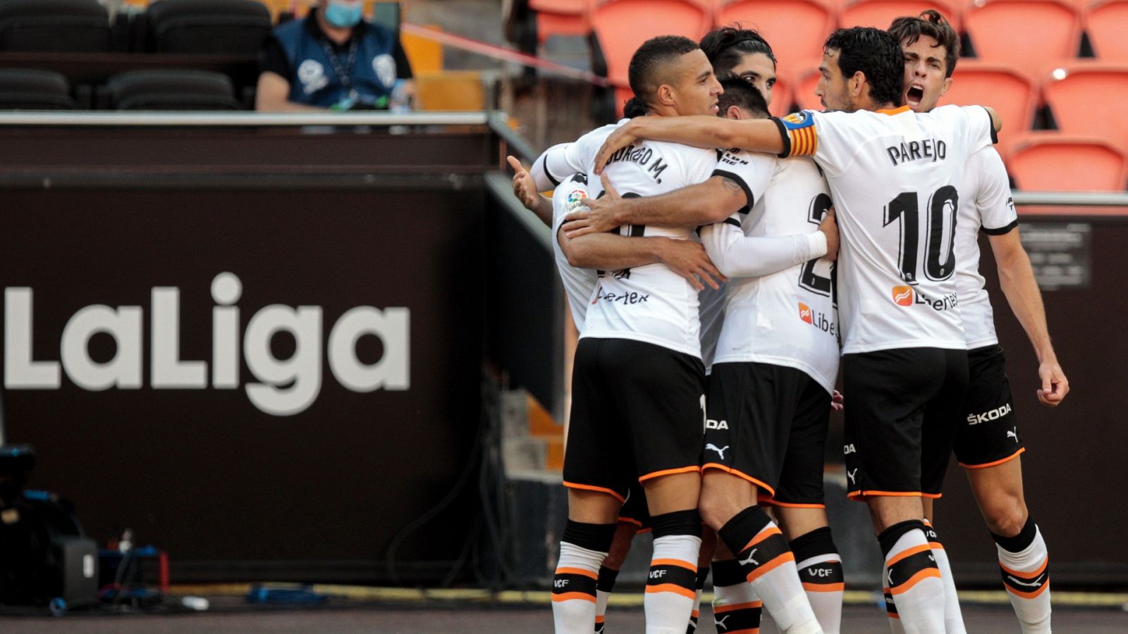 Los jugadores del Valencia celebran el segundo gol ante Osasuna, obra de Rodrigo.