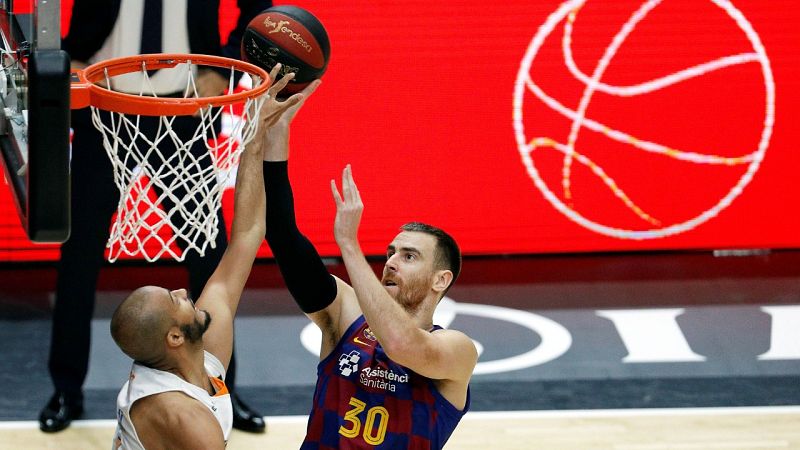 El alero estadounidense del Kirolbet Baskonia, Shavon Shields, trata de evitar el lanzamiento del alero del Barça, Victor Cláver.