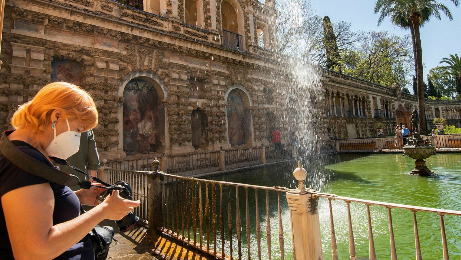 Los primeros turistas durante su visita al Real Alcázar de Sevilla.