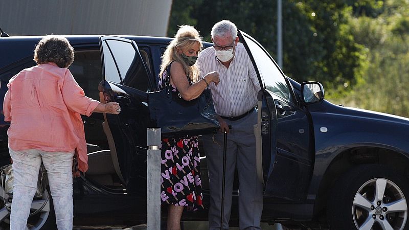 Jordi Montull, acompañado de su abogada y familiares, antes de ingresar en la cárcel de Brians 2, en Sant Esteve Sesrovires (Barcelona).