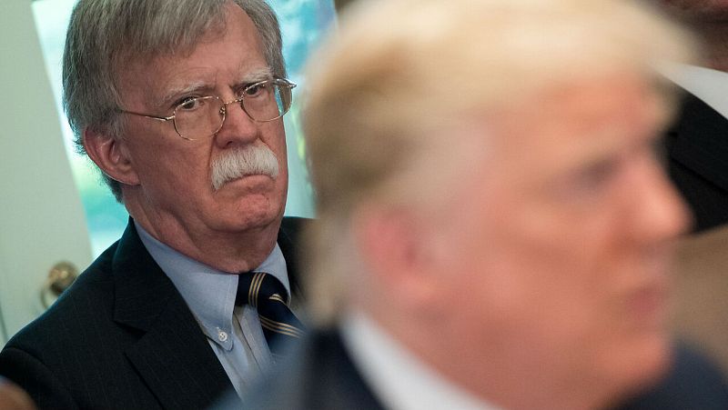 El presidente de los Estados Unidos, Donald Trump, habla junto con el asesor de seguridad nacional, John Bolton, en una imagen de archivo.