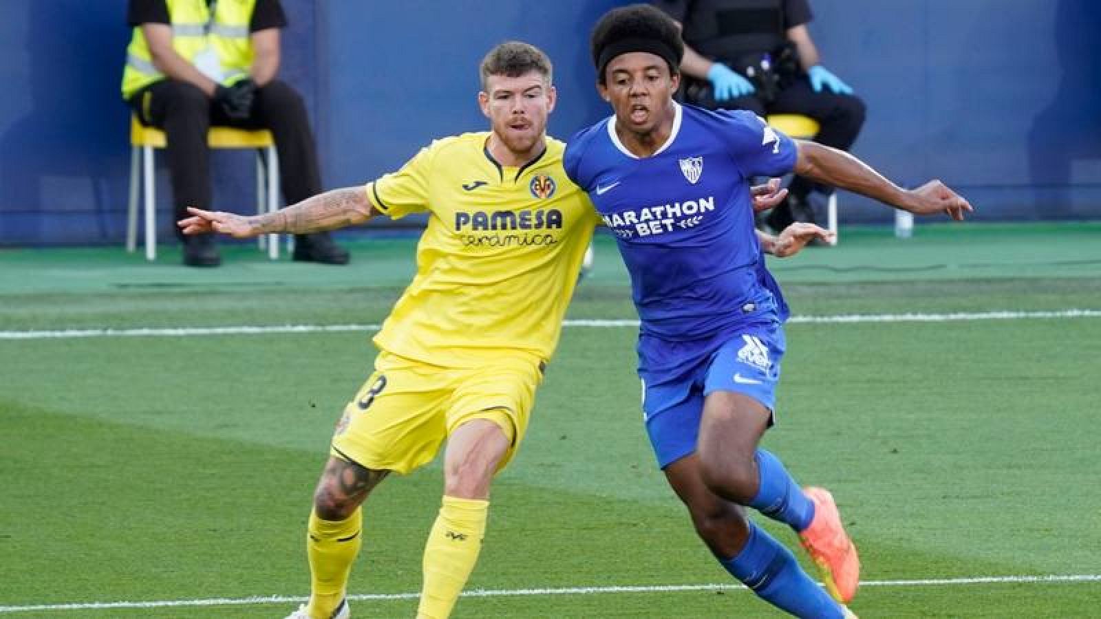 Alberto Moreno y Jules Kounde en un instante del encuentro entre Villarreal y Sevilla.