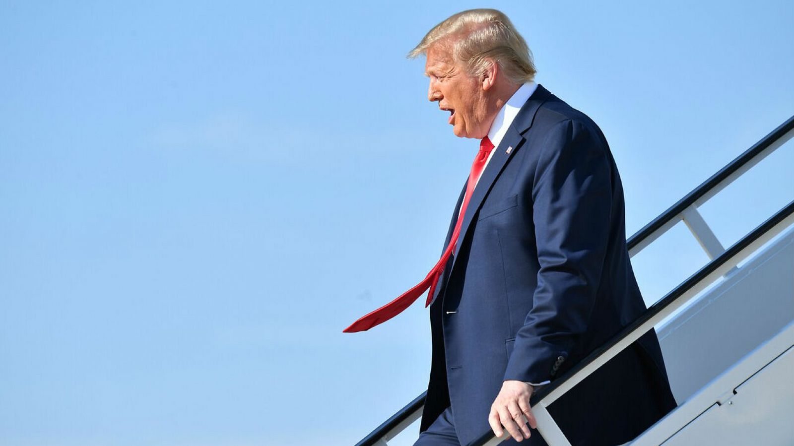 El presidente de Estados Unidos, Donald Trump, bajando del avión presidencial.