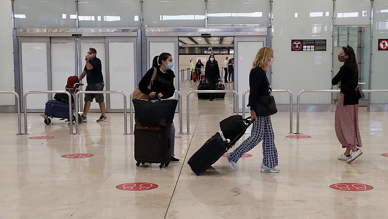 Viajeros en la terminal de llegadas de Barajas