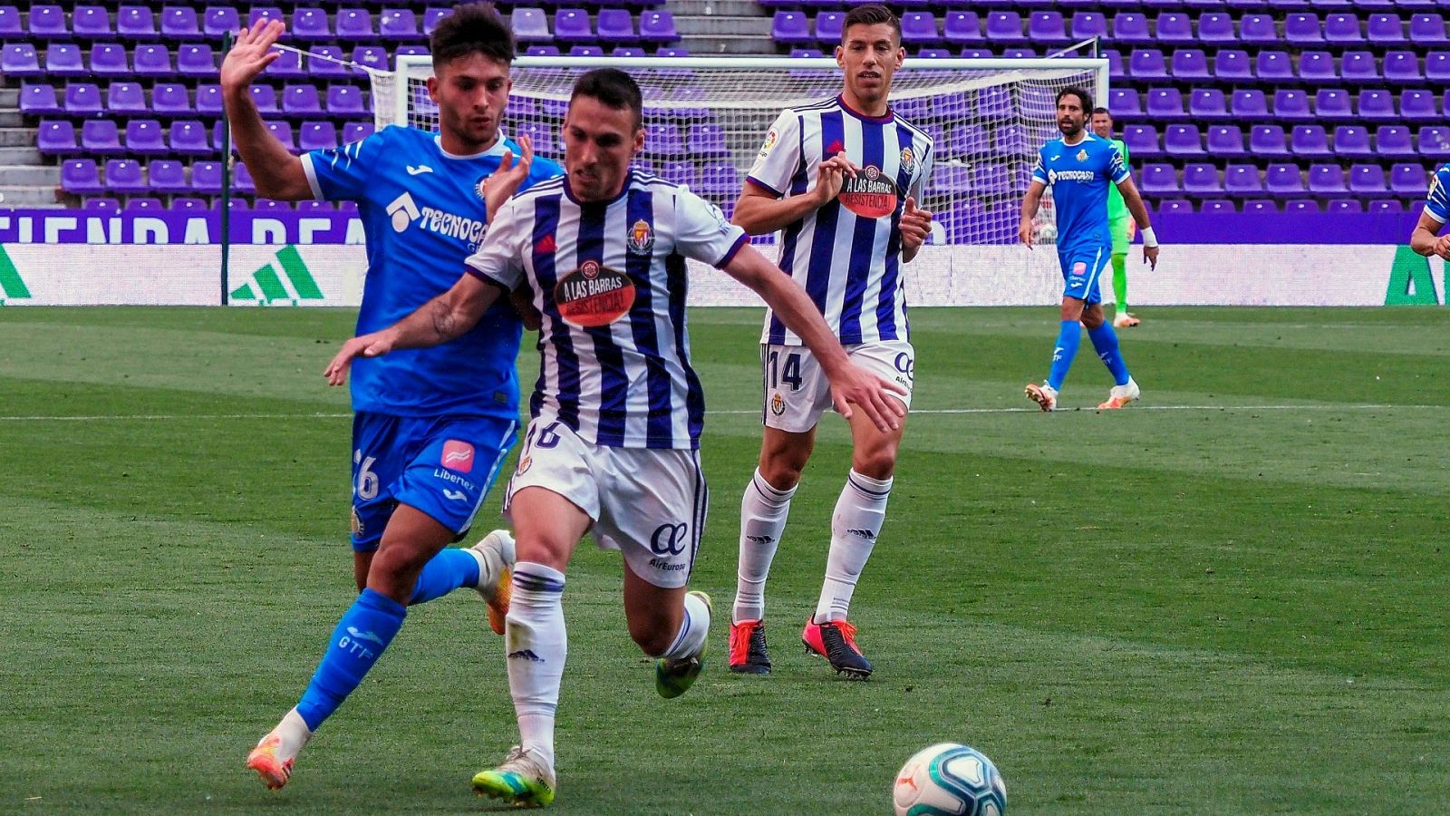   El centrocampista del Valladolid Fede San Emeterio (2i) pelea un balón con el delantero del Getafe Hugo Duro