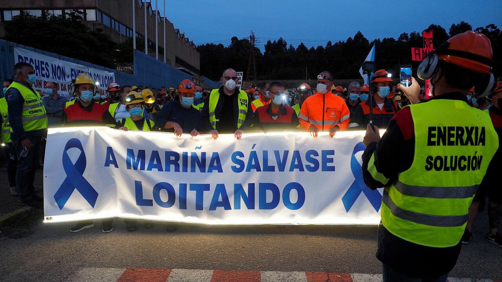 Los trabajadores de Alcoa en la planta de San Cibrao (Lugo), la única que fabrica aluminio primario en España, realizan una caminata nocturna en modo de protesta contra la decisión de la multinacional americana de activar el despido de 534 empleados.