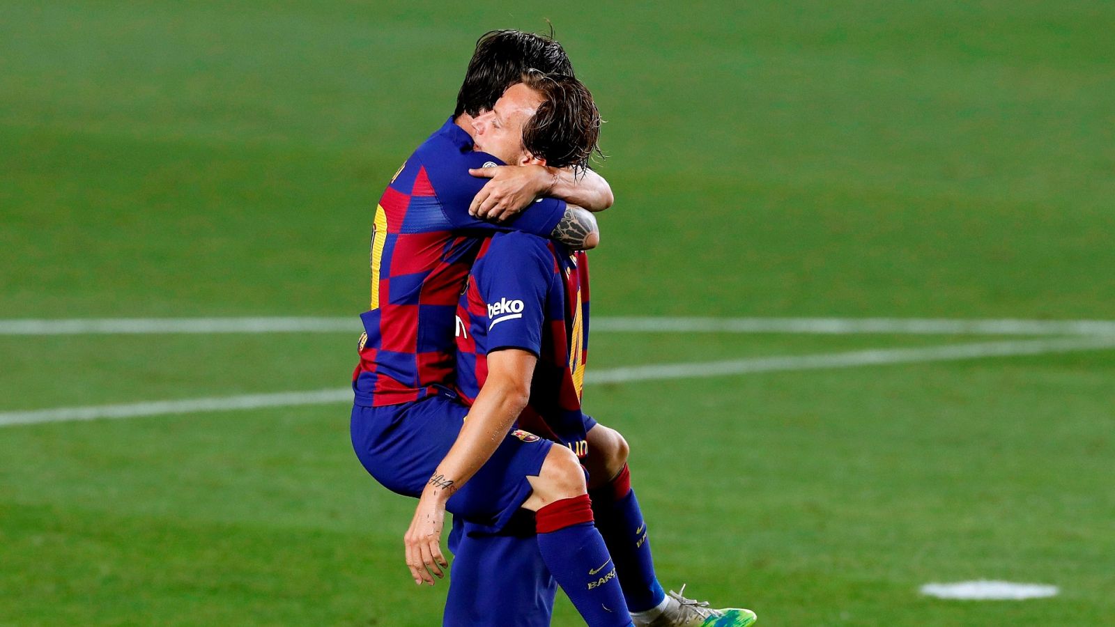 Los jugadores del FC Barcelona, el argentino Leo Messi (i) y el croata Ivan Rakitic, celebran el primer gol del equipo blaugrana