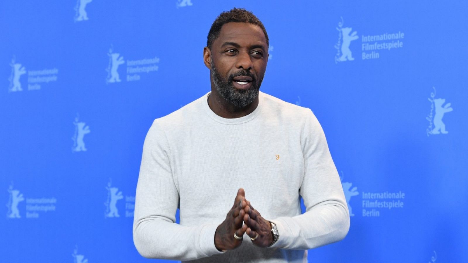 El director y actor británico Idris Elba posa para los medios durante la presentación de la película "Yardie" en el Festival de Cine de Berlín, Alemania, el 22 de febrero del 2018