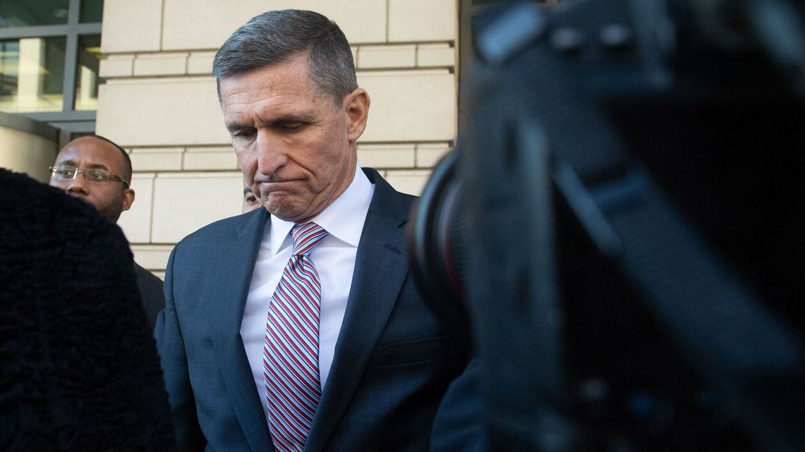El ex asesor general de seguridad nacional, Michael Flynn, a su salida de la audiencia del Tribunal de Distrito de los Estados Unidos en Washington, el pasado mes de diciembre.