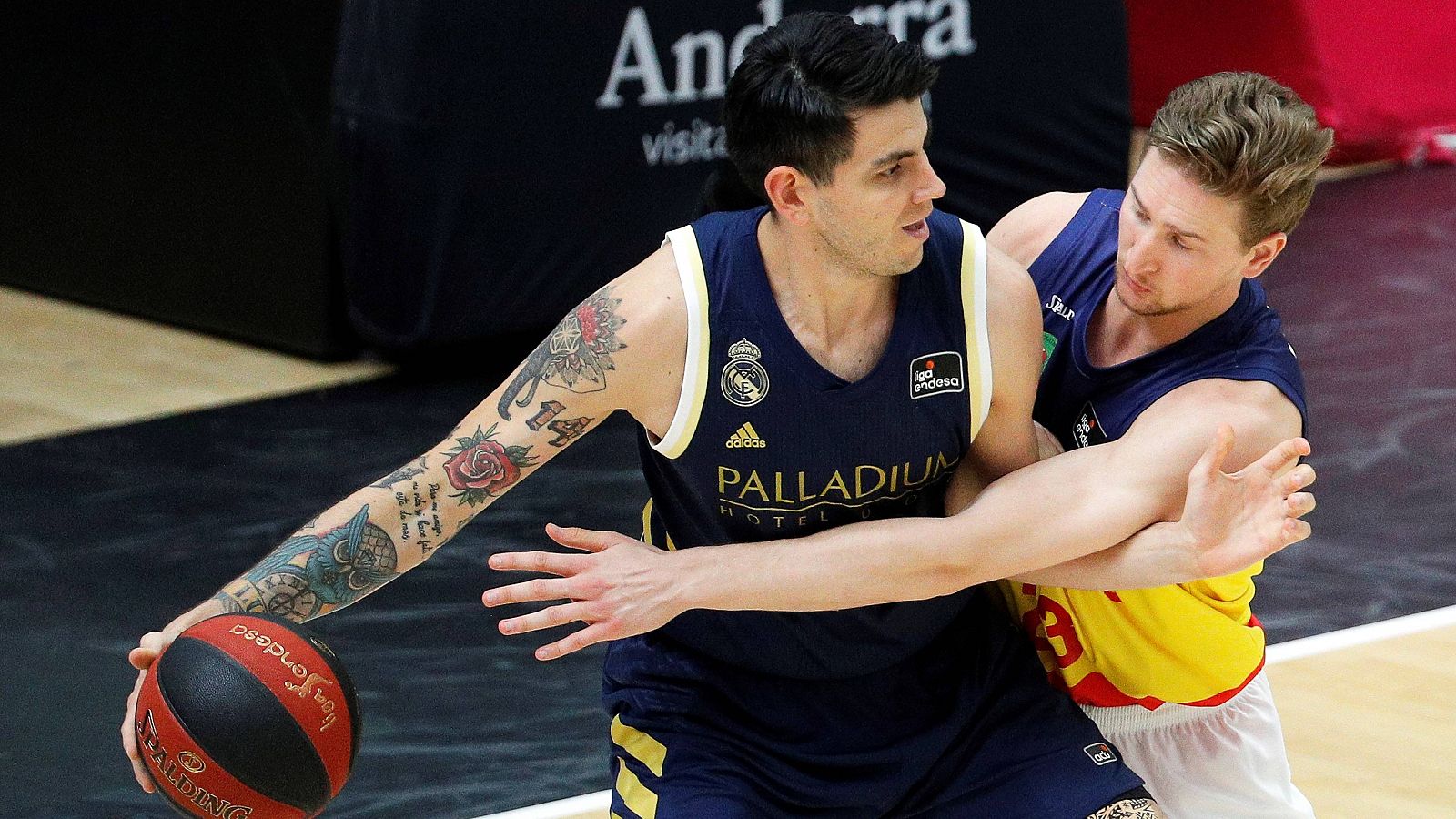 El alero argentino del Real Madrid, Gabriel Deck, es defendido por el alero estadounidense del Mora Banc Andorra, David Walker