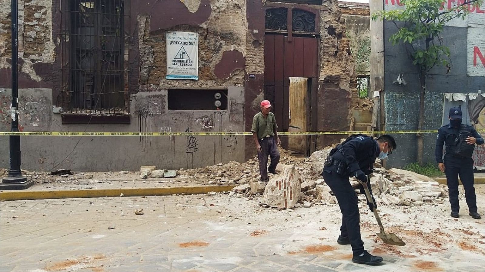 Policías y miembros de Protección Civil recogen escombros en la ciudad de Oaxaca (México)
