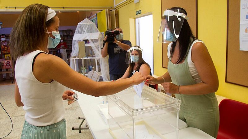 Voluntarias participan en Marín (Pontevedra) en una prueba de las medidas de seguridad sanitaria en los colegios electorales gallegos