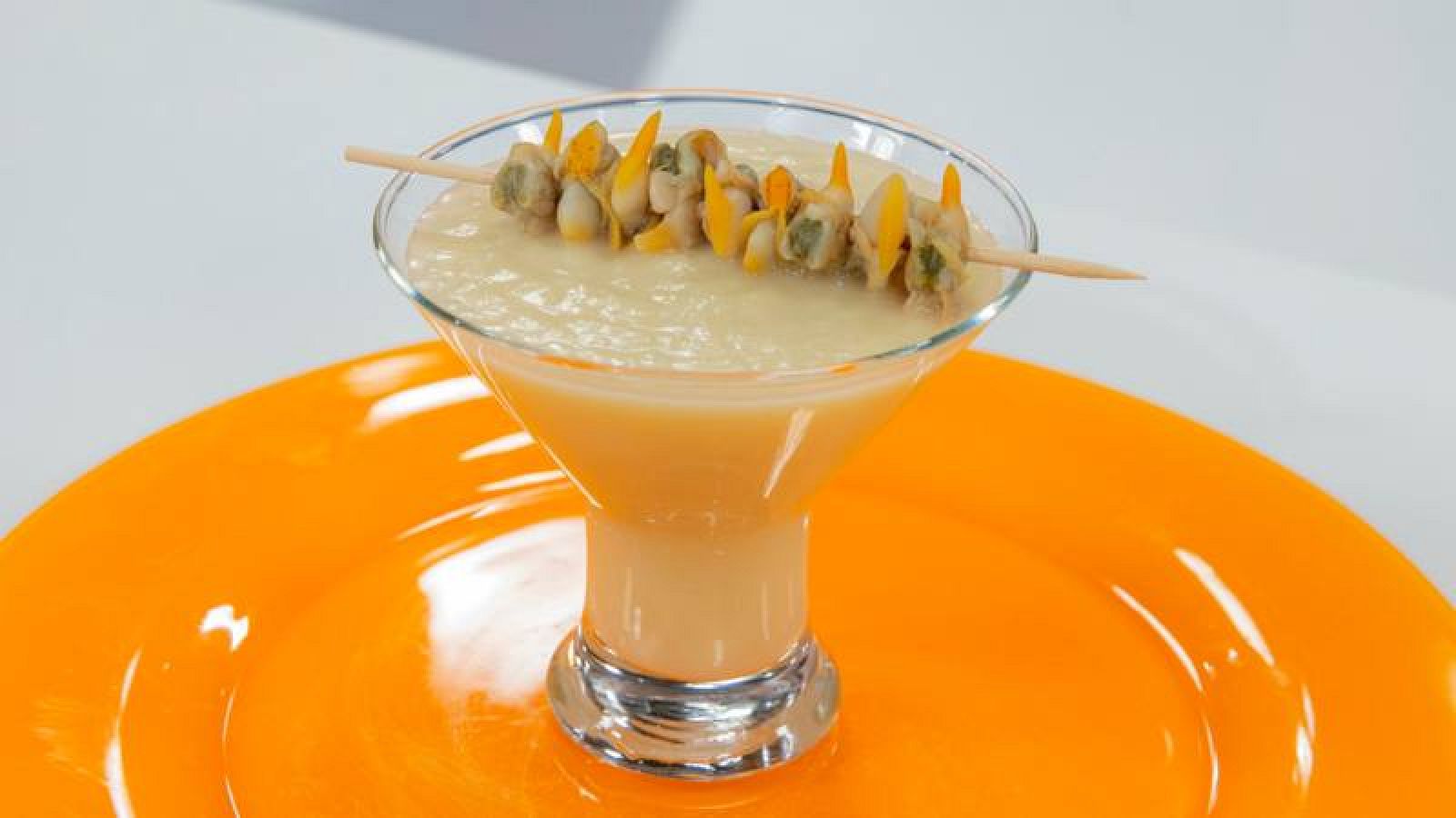 Crema de espárragos blancos con berberechos 