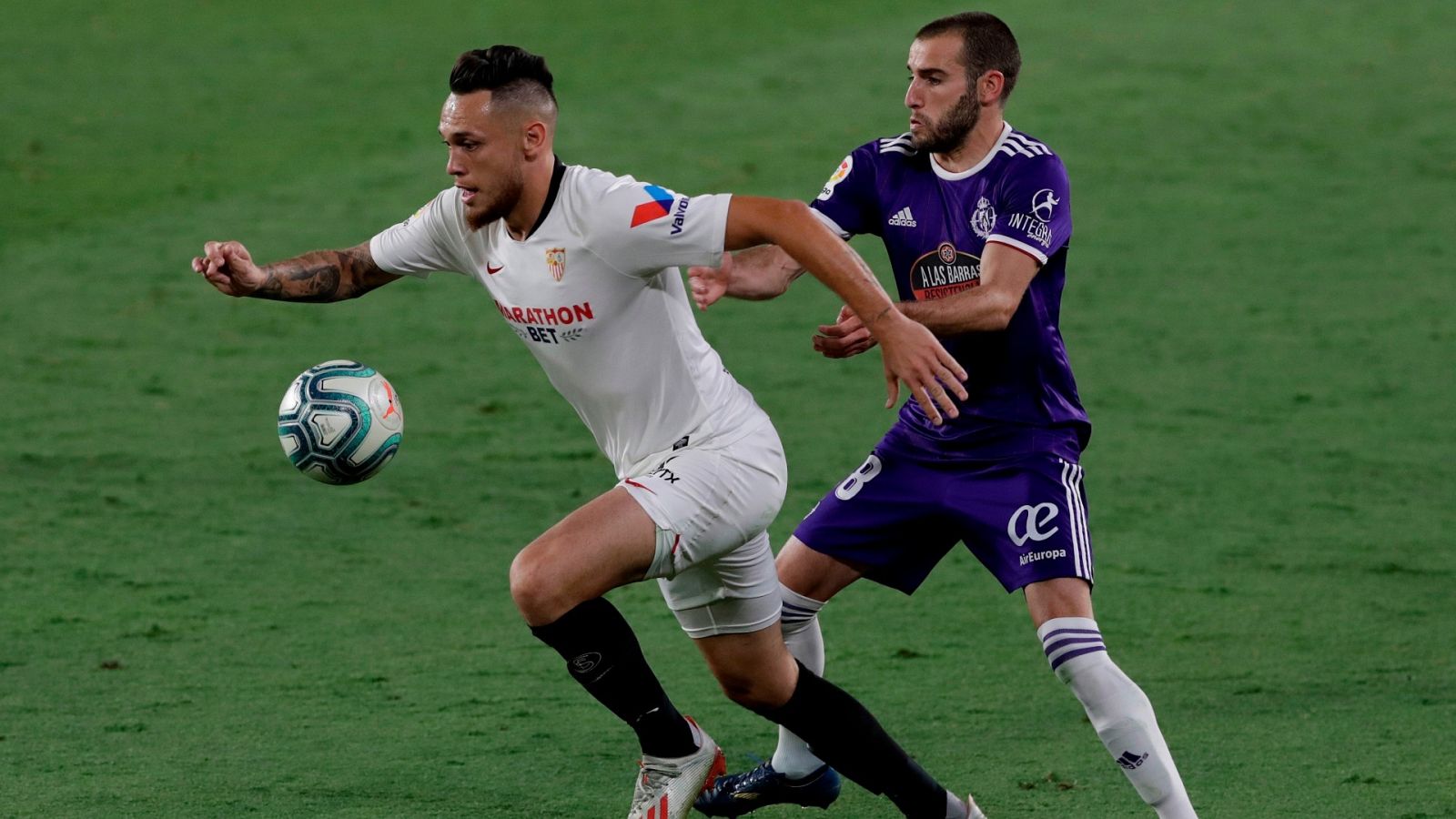  El delantero argentino del Sevilla FC Lucas Ocampos (i) se escapa de Antonio Jesús Regal "Antoñito", del Real Valladolid