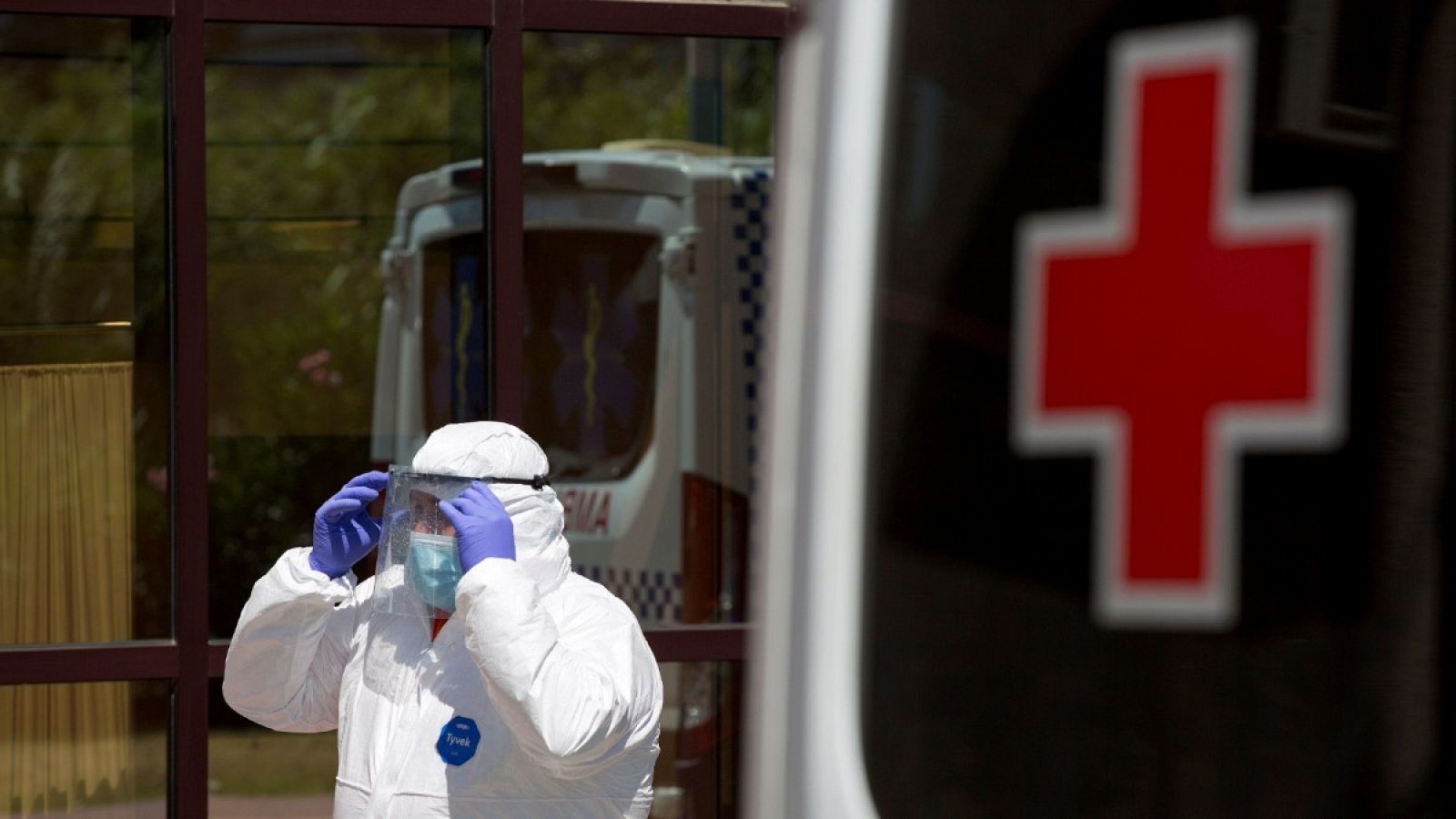 Personal sanitario en un centro de la Cruz Roja de Málaga