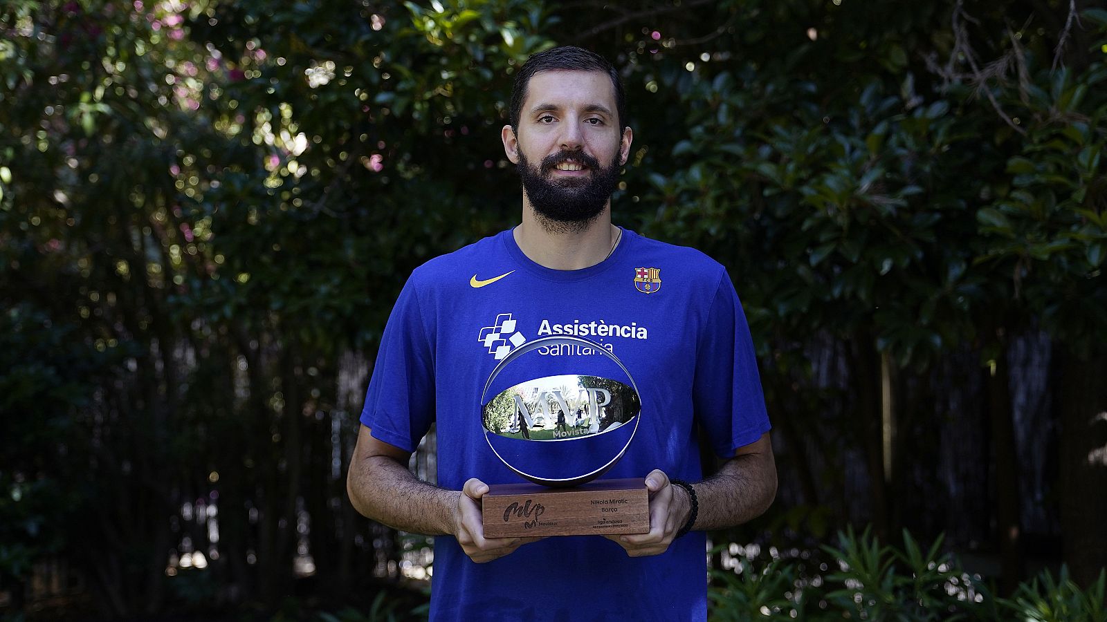  El ala-pívot del FC Barcelona, Nikola Mirotic posa con el trofeo que le acredita como mejor jugador de la temporada de la Liga ACBEl ala-pívot del FC Barcelona, Nikola Mirotic posa con el trofeo que le acredita como mejor jugador de la temporada de 