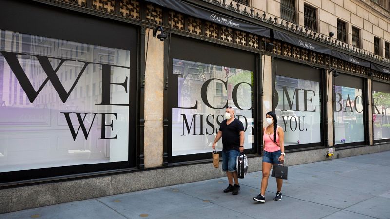 Dos transeúntes con mascarilla pasean por las calles de Nueva York, Estados Unidos