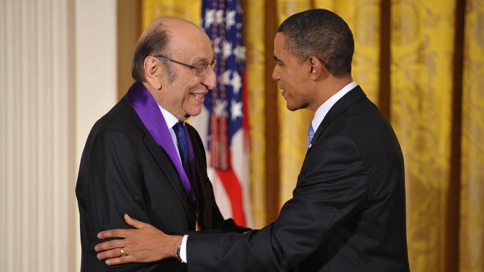 El diseñador gráfico Milton Glaser, creador del logo "I love NY", es saludado por el presidente de los Estados Unidos, Barack Obama