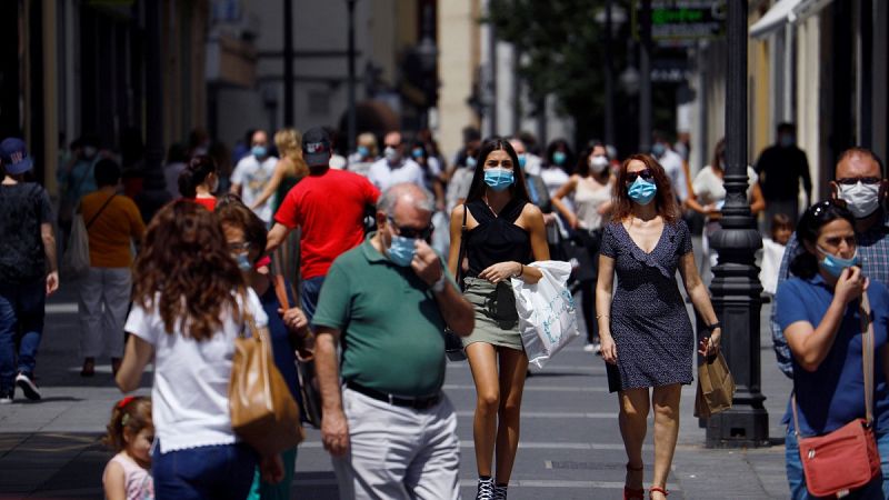 Decenas de transeúntes pasean con mascarillas