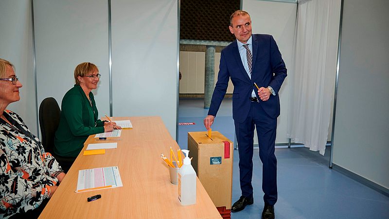 Gudni  Johannesson votando en las presidenciales del  27 de junio de 2020, de las que saldría reelegido presidente de Islandia con más del 92% de los votos