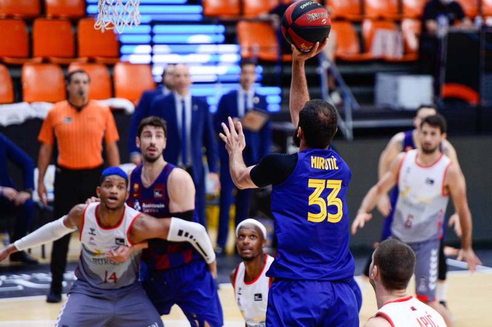 Nikola Mirotic lanza a canasta en la semifinal Barça-Burgos.