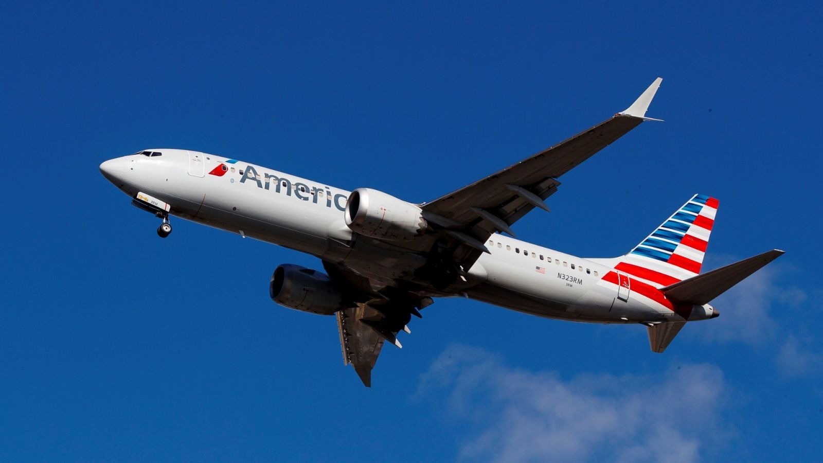 Un avión Boeing 737 MAX se dispone a aterrizar en el aeropuerto de LaGuardia en una imagen de archivo.