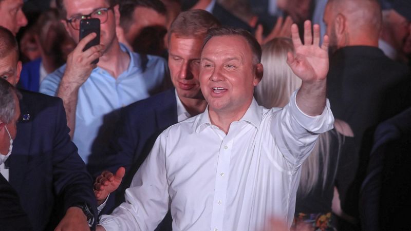 El presidente polaco y candidato a la presidencia del principal partido gobernante, Ley y Justicia (PiS), Andrzej Duda, asiste a un meeting con sus votantes, este domingo