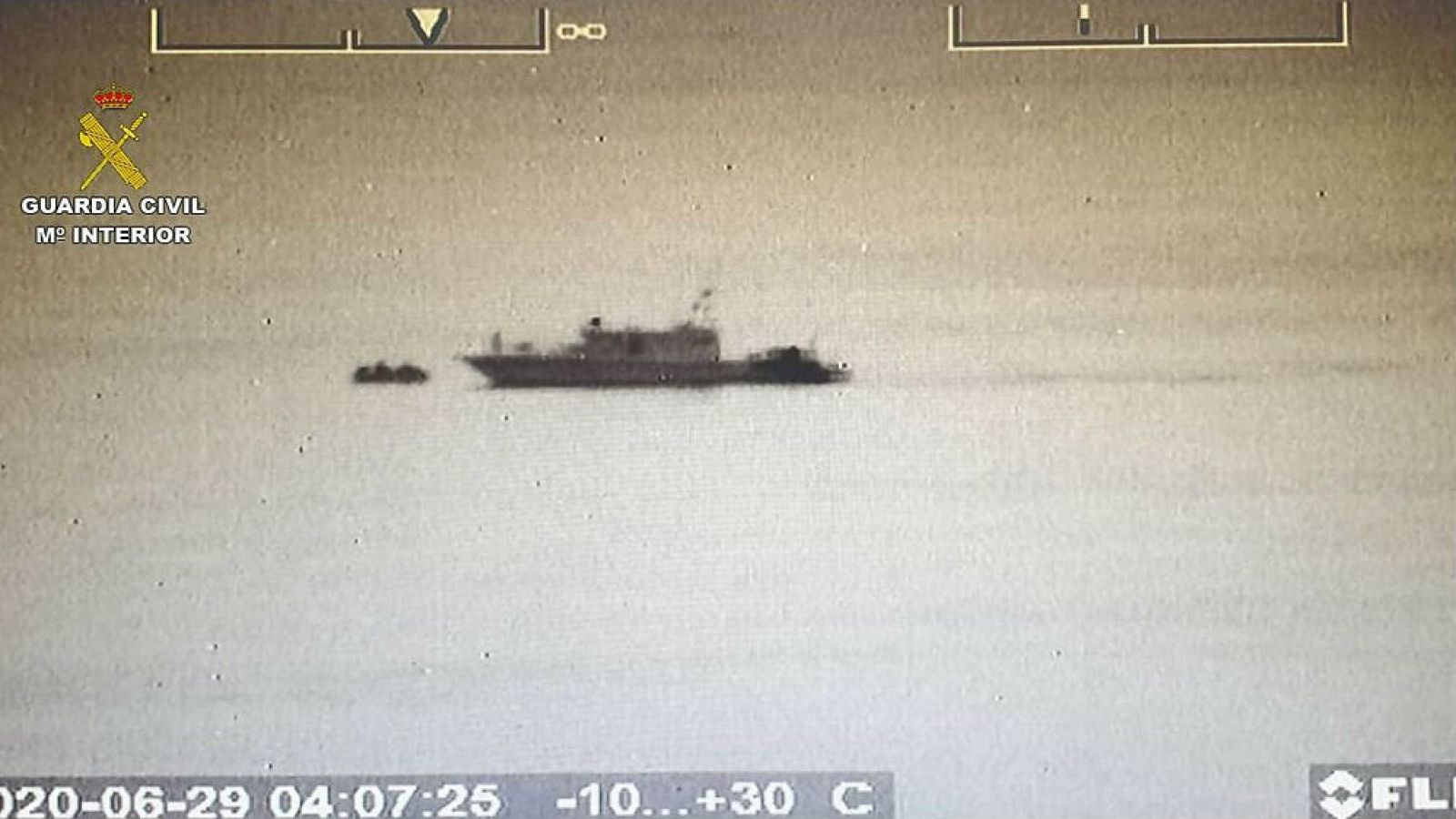 Fotografía del Servicio Integral de Vigilancia Exterior (SIVE), facilitada por la Guardia Civil, de la interceptación de una patera con 13 migrantes a bordo, el lunes de madrugada al oeste de Cabrera.