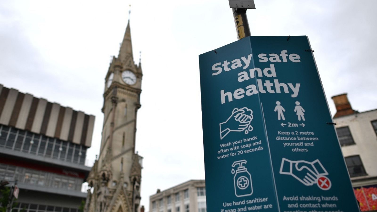Un señal en el centro de Leicester informa sobre la higiene de manos y la distancia de seguridad necesarias para combatir la propagación de la COVID-19