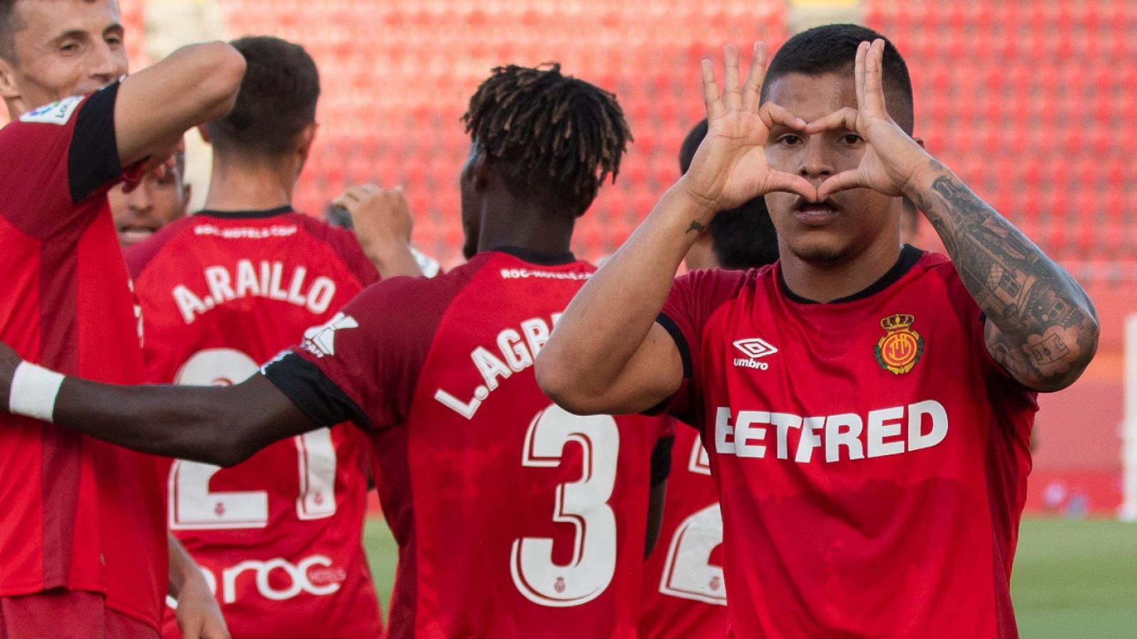 Juan Camilo 'Cucho' Hernández (d) celebra tras marcar el 2-0 al Celta